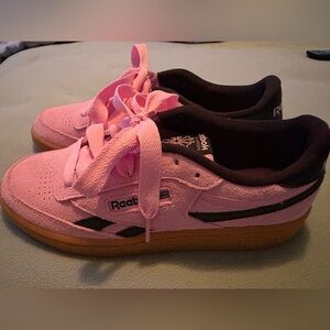 NWOB Reebok Kids Pink Suede Sneakers womens 8